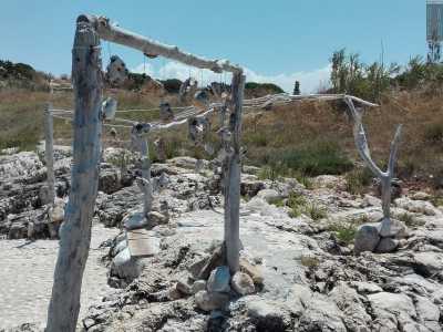 Un�altra �costruzione ornamentale� fatta di tronchi e pietre